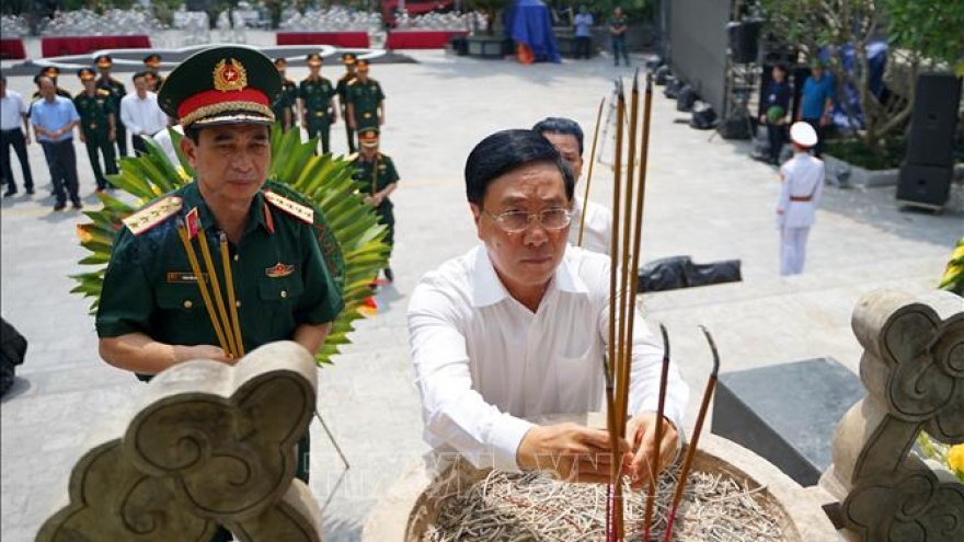 Phó Thủ tướng Phạm Bình Minh dâng hương tại Nghĩa trang Liệt sỹ Vị Xuyên
