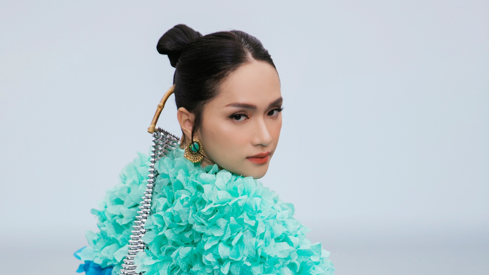 Hoa hậu Hương Giang hoá Nữ hoàng biển xanh trong show của Xuân Lan