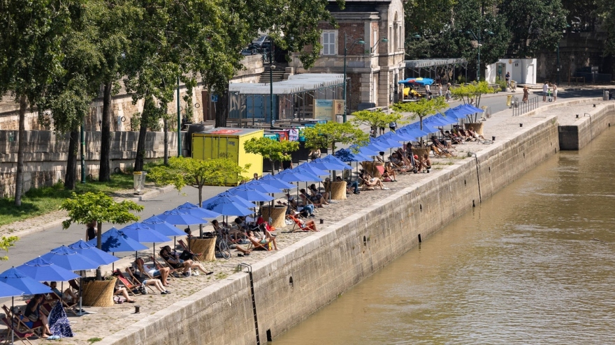 "Bãi biển" giữa lòng Paris đắt khách dịp hè