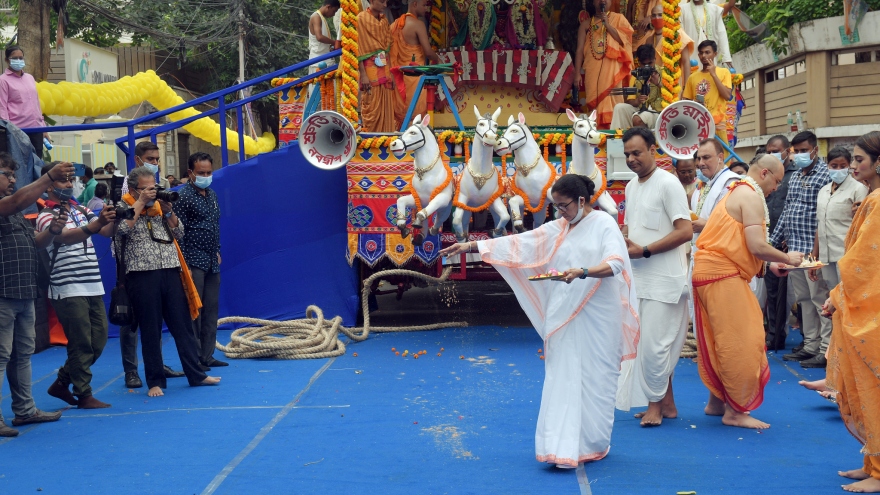 Hàng triệu người theo đạo Hindu tổ chức lễ hội rước xe thánh tại Ấn Độ