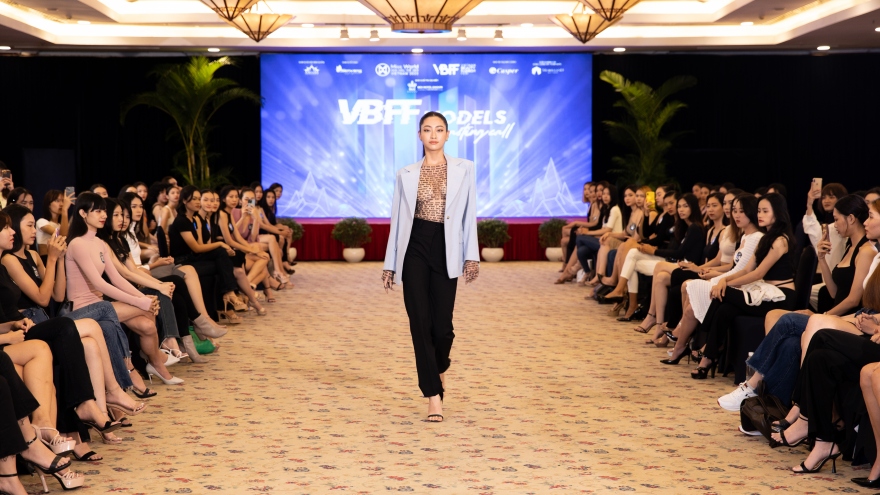 Lương Thùy Linh diện áo xuyên thấu tại buổi casting Vietnam Beauty Fashion Fest