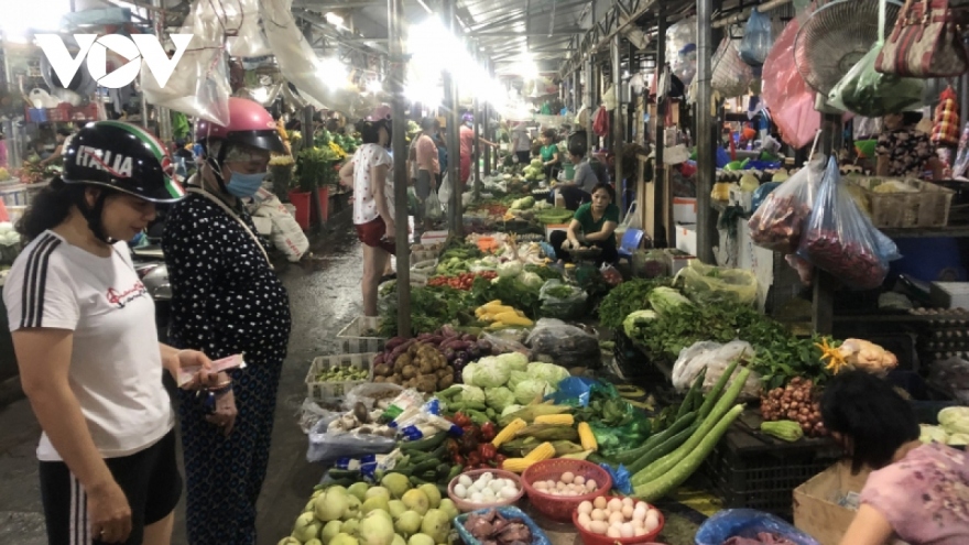Giá xăng giảm liên tiếp, giá cả hàng hóa vẫn “lặng thinh”