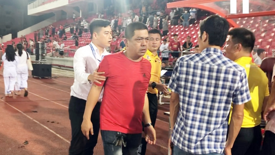 Trọng tài Hoàng Ngọc Hà bị CĐV Hải Phòng nhổ nước bọt vào mặt