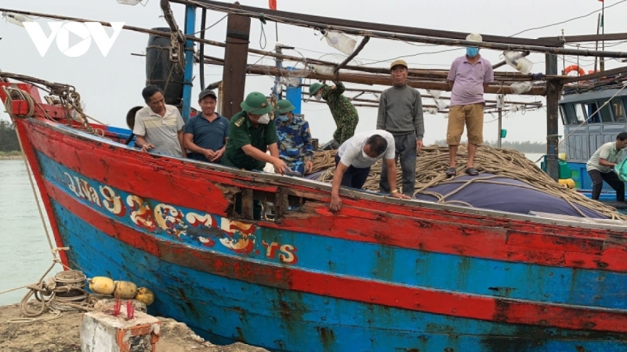 Quảng Trị: 2 tàu cá bị chìm, 8 ngư dân được cứu vớt