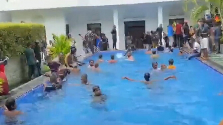 Người biểu tình bơi trong dinh thự của tổng thống Sri Lanka 