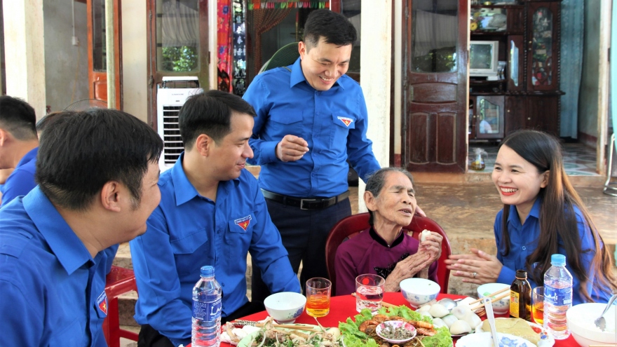 Con về đây ăn cơm cùng Mẹ, hát cho Mẹ nghe