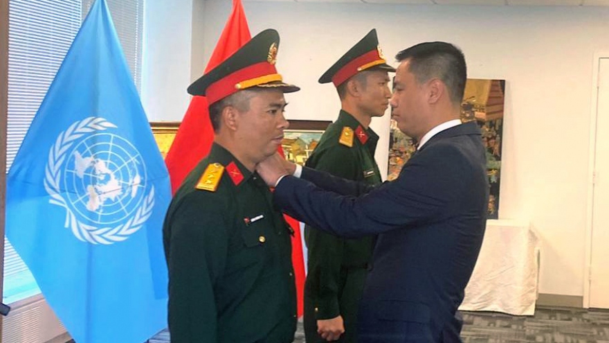 Trao quân hàm cho sỹ quan QĐND Việt Nam đang công tác tại Liên Hợp Quốc