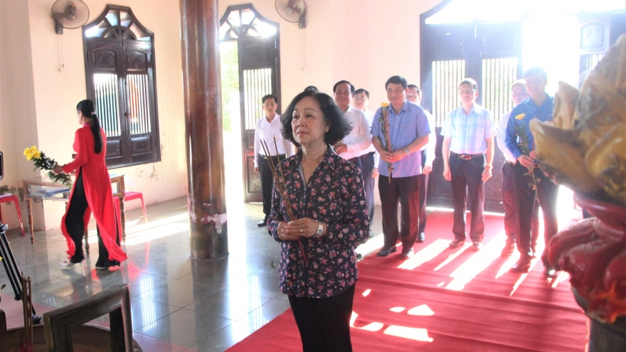 Trưởng Ban Tổ chức Trung ương dâng hương tại Khu lưu niệm Tổng Bí thư Lê Duẩn