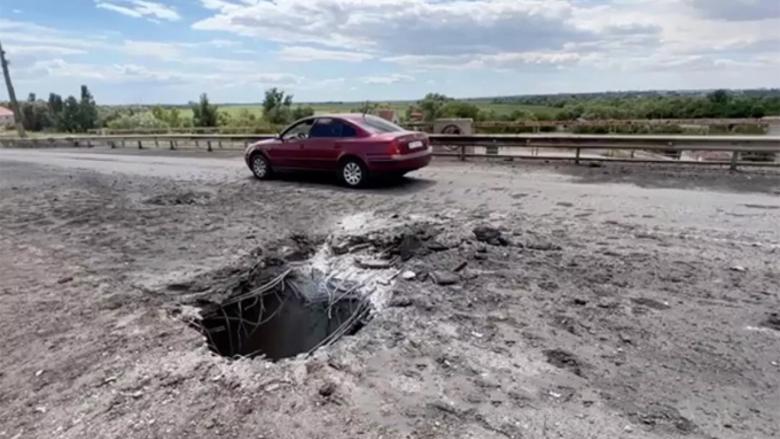 Cây cầu chủ chốt ở Kherson hư hại nghiêm trọng sau khi bị Ukraine dội tên lửa