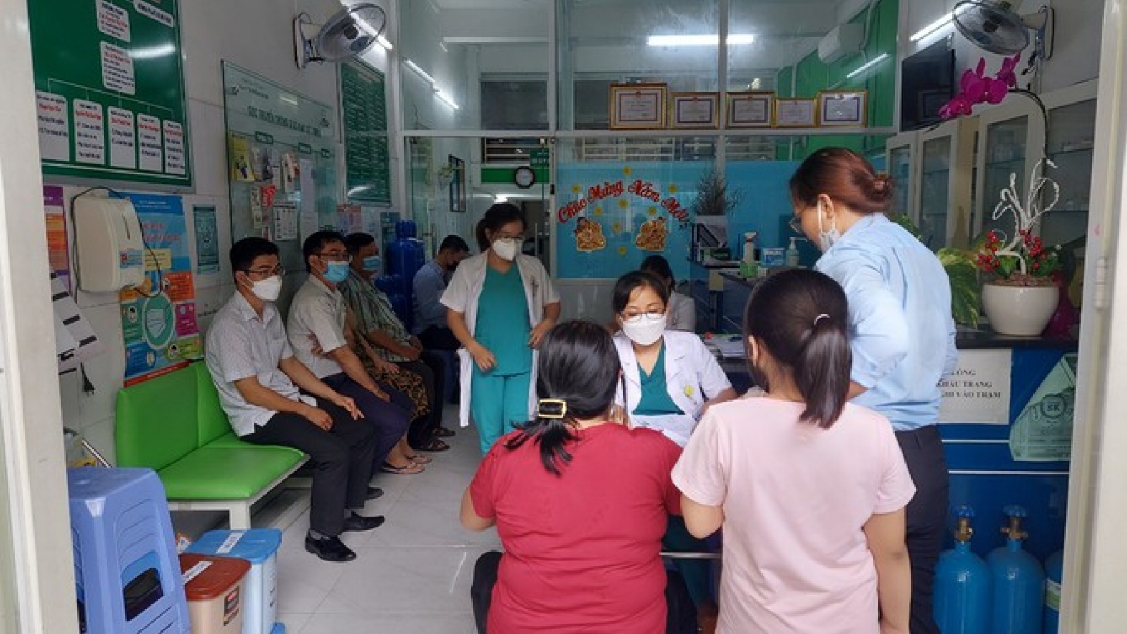City residents flock to get vaccinated as Omicron subvariants detected 