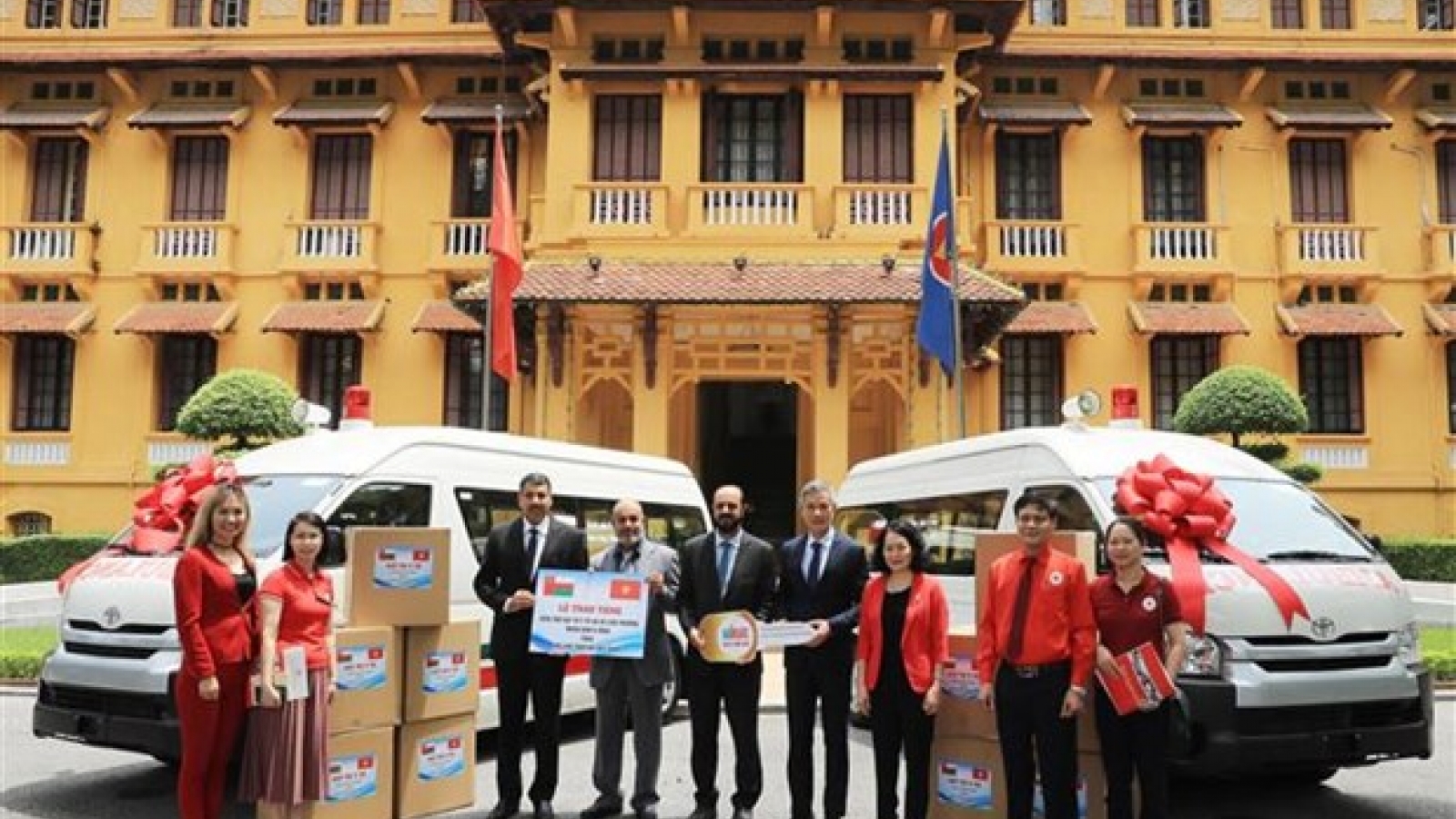 Vietnam receives medical equipment, supplies from Oman