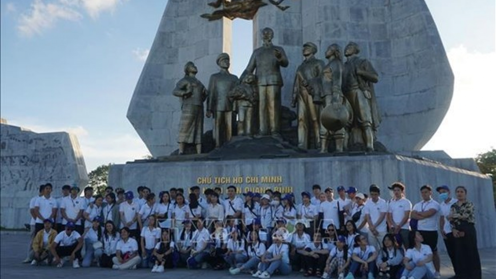Young expats come to Quang Binh within Vietnam Summer Camp