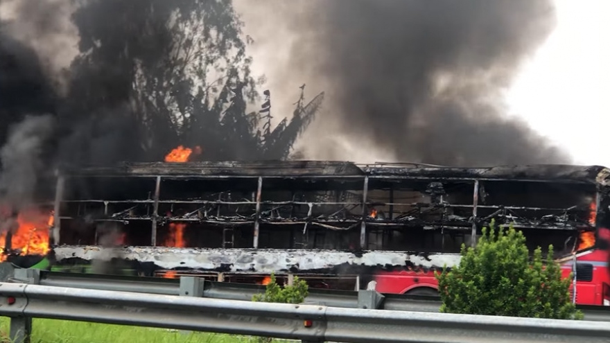 Xe khách giường nằm cháy trơ khung trên cao tốc Cầu Giẽ - Ninh Bình