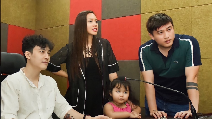 Con gái ca sĩ Nguyễn Ngọc Anh theo chân bố mẹ đi thu âm ca khúc mới