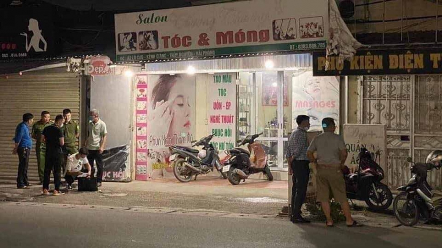Đang gội đầu cho khách, một phụ nữ bị người tình đâm tử vong