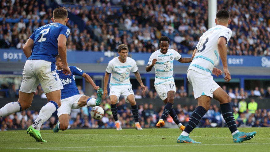 Bom tấn Raheem Sterling phung phí cơ hội, Chelsea nhọc nhằn vượt ải Everton