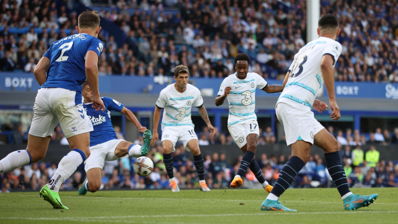 Bom tấn Raheem Sterling phung phí cơ hội, Chelsea nhọc nhằn vượt ải Everton