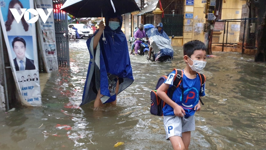 Mưa cả đêm do ảnh hưởng bão số 2, nhiều tuyến phố ở Hà Nội ngập sâu