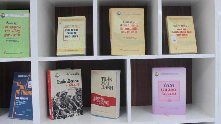 Triển lãm sách về quan hệ hữu nghị, đoàn kết đặc biệt Việt Nam - Lào