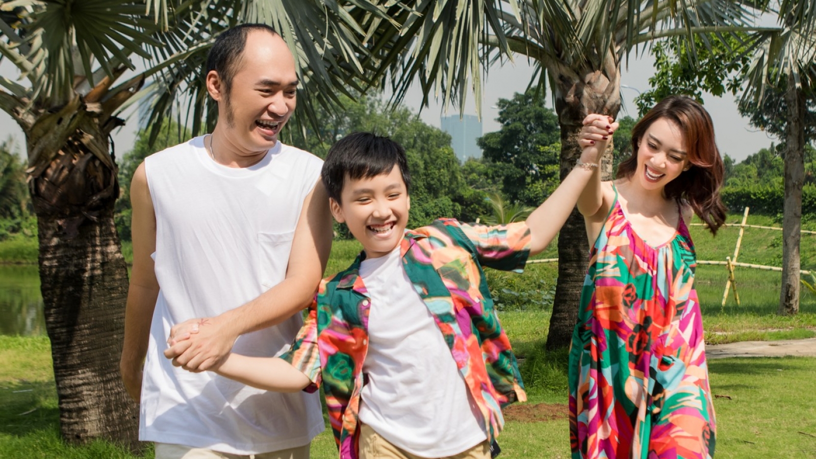 Thu Trang - Tiến Luật tung ảnh gia đình cực đáng yêu