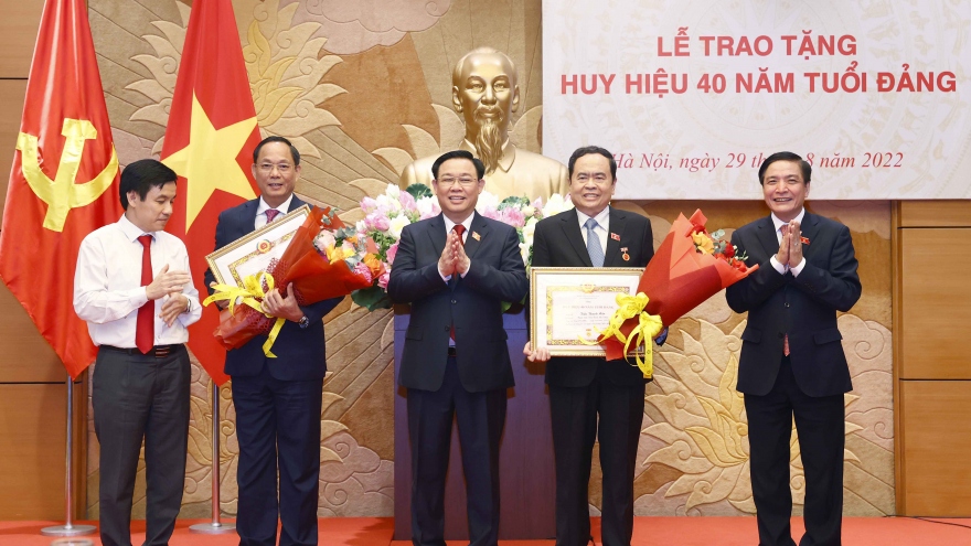 Chủ tịch Quốc hội Vương Đình Huệ dự Lễ trao tặng Huy hiệu 40 năm tuổi Đảng