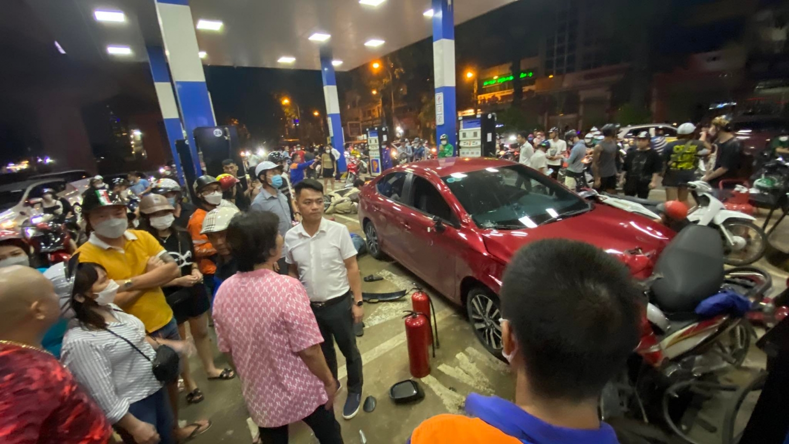 Nam tài xế uống nhiều bia trước khi lái ô tô đâm vào cây xăng 