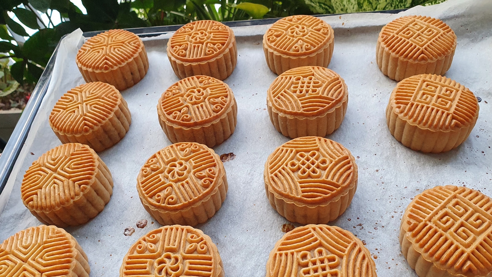 Làm bánh Trung thu - mang yêu thương về với gia đình