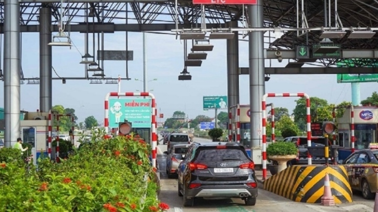 Bẻ gãy thẻ ETC vì đi nhầm làn, dọa "mày chết với tao" nếu không được qua trạm