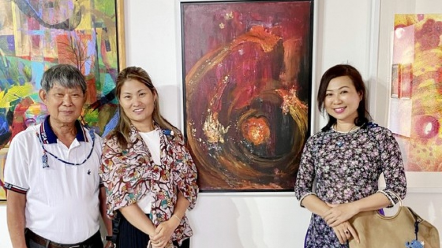 Local painters participate in Int’l Visual Artists exhibition in Thailand