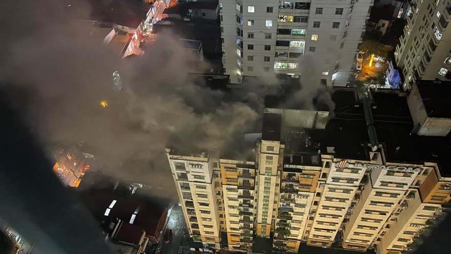 Giải cứu nhiều người trong vụ cháy chung cư ở Hà Nội 