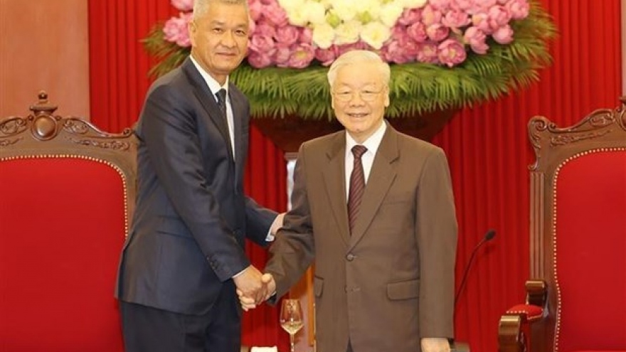 Party General Secretary receives Lao official