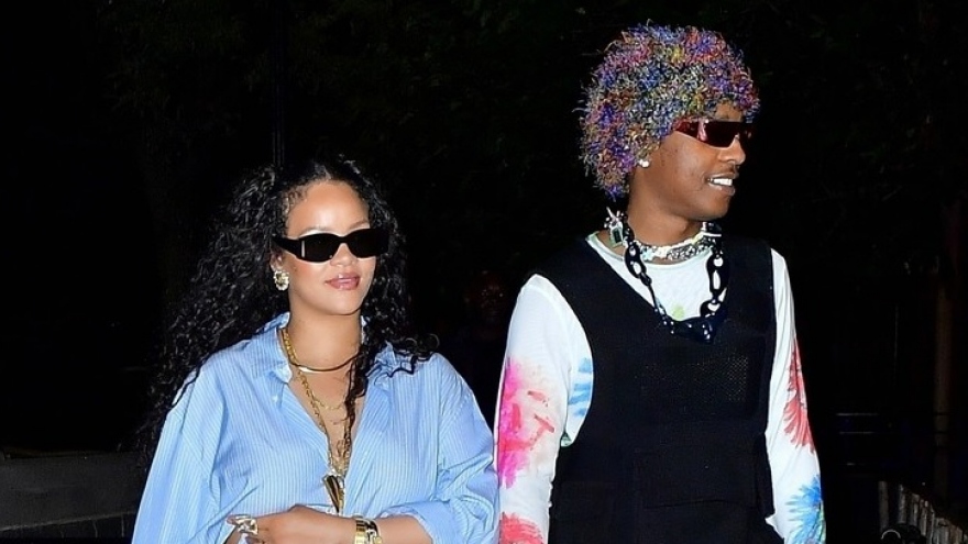 Rihanna đeo trang sức đắt tiền đi chơi đêm cùng bạn trai sau khi sinh con 