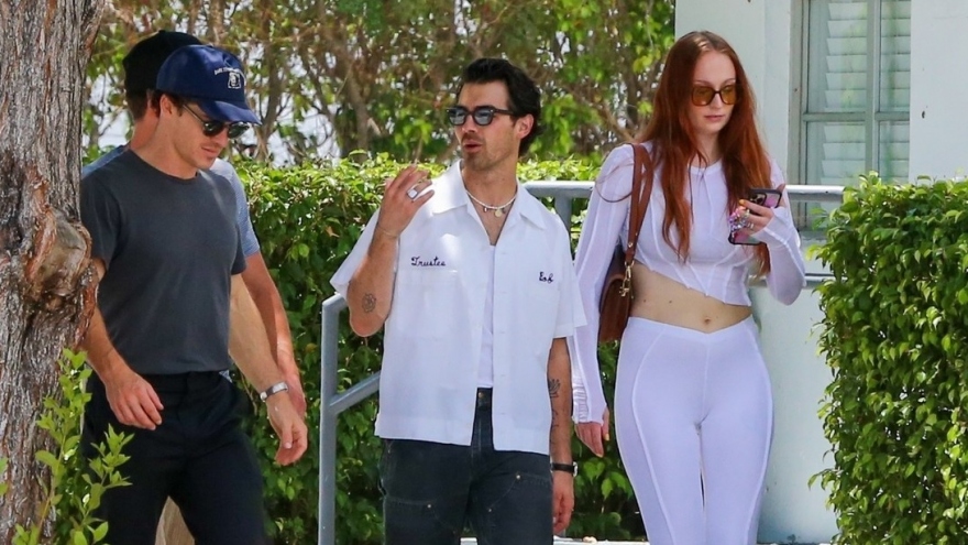 Sophie Turner diện đồ bó, khoe body nóng bỏng đi chơi cùng chồng