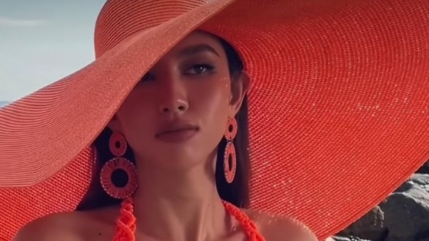 Hoa hậu Thùy Tiên diện bikini rực rỡ, thả dáng cuốn hút trên biển