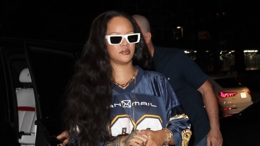 Không váy áo cầu kỳ, Rihanna xuề xòa đi chơi cùng bạn trai sau khi sinh con