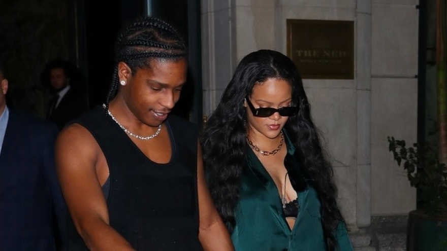 Rihanna diện mốt khoe nội y nóng bỏng đi chơi đêm cùng bạn trai
