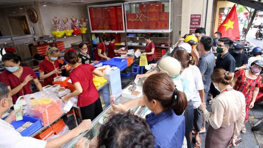 Hanoians queue for mooncakes as Mid-Autumn Festival approaches