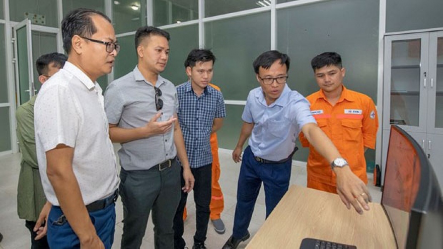 Vietnamese, Lao experts share experience in hydropower plant operation
