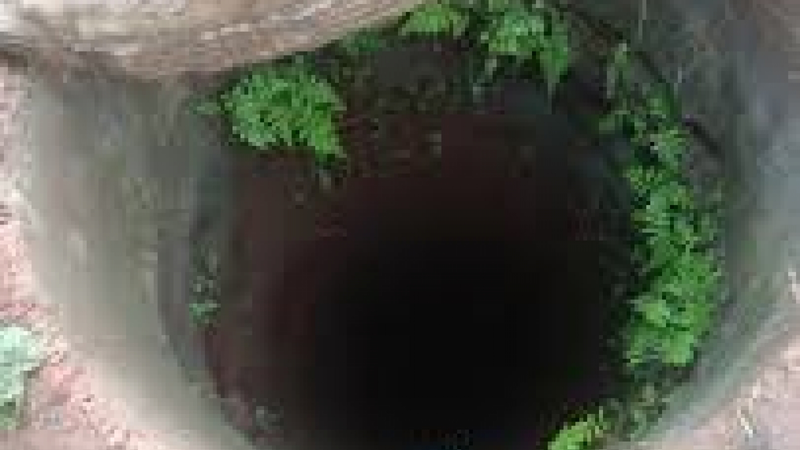 Bàng hoàng phát hiện thi thể hai bố con dưới giếng nước của gia đình