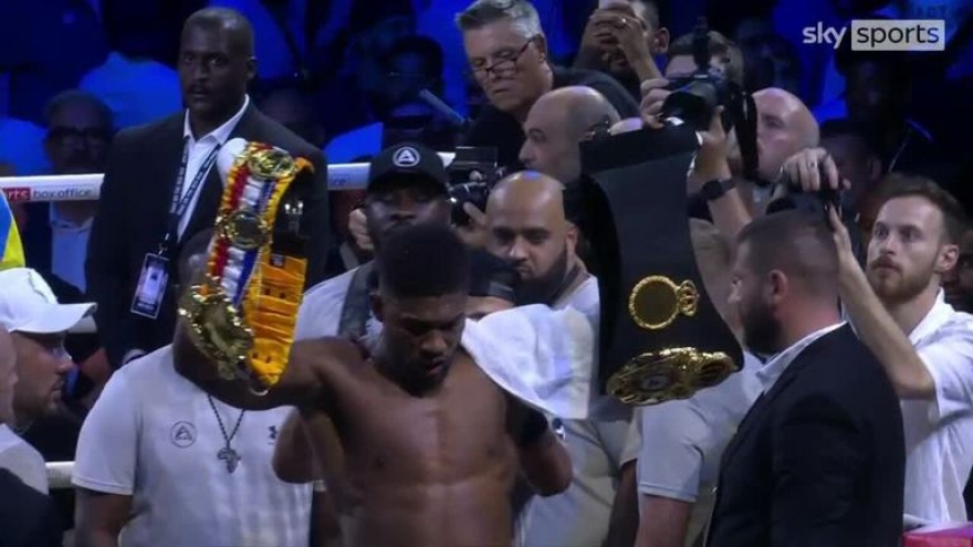 Thua Usyk lần 2 liên tiếp, Anthony Joshua ném đai vô địch của đối thủ khỏi võ đài