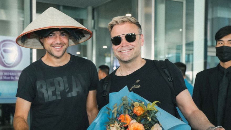 Foreign bands A1, 911 and Blue arrive in Vietnam ahead of music festival