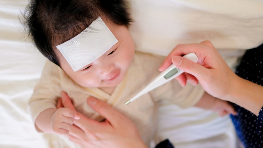 7 sai lầm của cha mẹ khi chăm sóc trẻ bị sốt