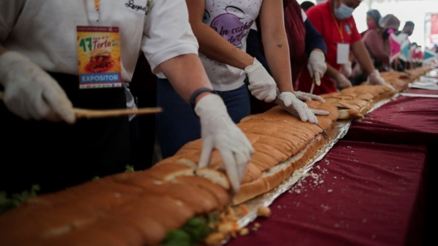 Kỷ lục chiếc bánh mì dài nhất, được làm trong thời gian ngắn nhất thế giới