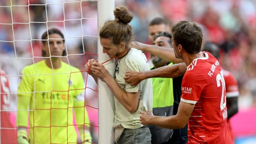 Cầu thủ Bayern ngăn CĐV buộc cổ vào cột dọc trong trận đấu điểm 10 của Sommer