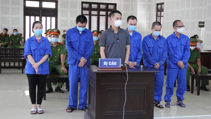 Phạt tù các đối tượng "giúp" chuyên gia nước ngoài “dởm” ở lại Việt Nam trái phép