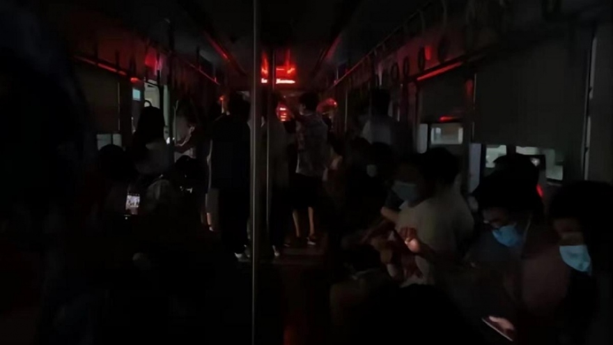Tàu điện ngầm, đường phố Trung Quốc chìm trong bóng tối để tiết kiệm điện