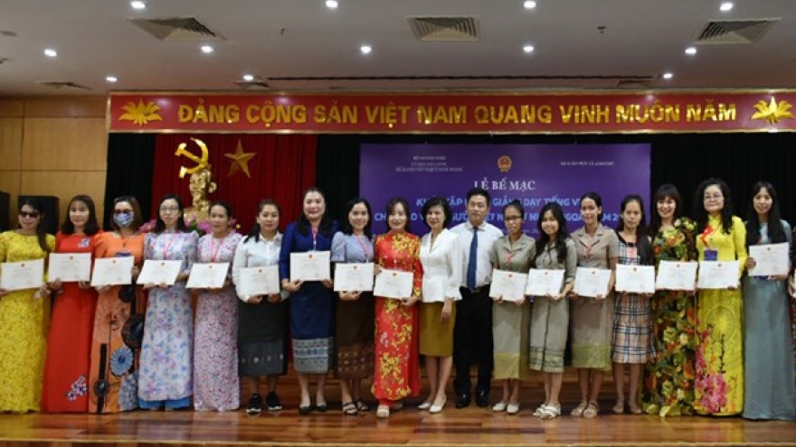 Training course helps OV teachers better mother language teaching