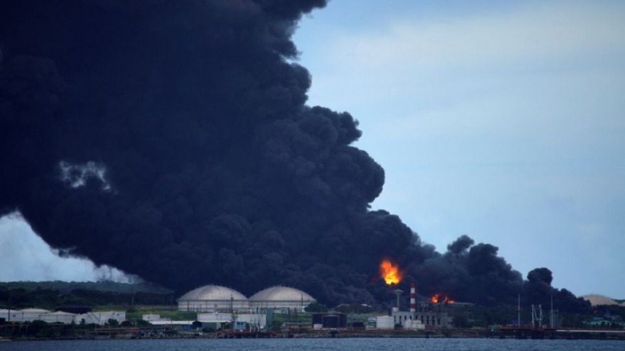 Cận cảnh đám cháy dữ dội nuốt chửng bể chứa dầu tại thành phố Matanzas, Cuba