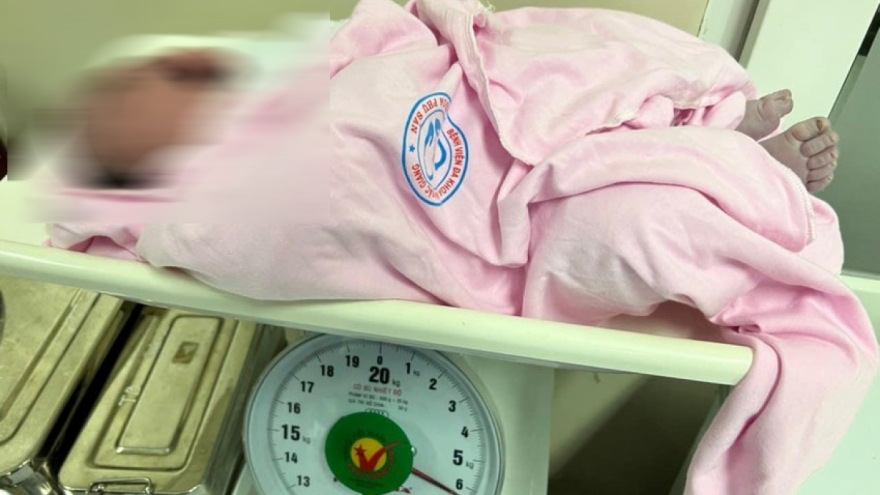 Một bé gái ở Bắc Giang chào đời với cân nặng 6,2 kg