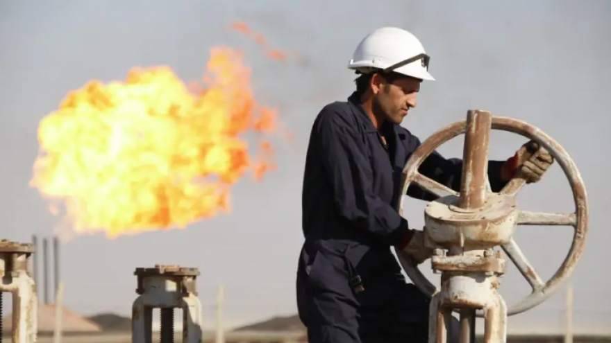 Nguồn cung bị “bóp chặt”, giá dầu thế giới vẫn neo ở mức cao